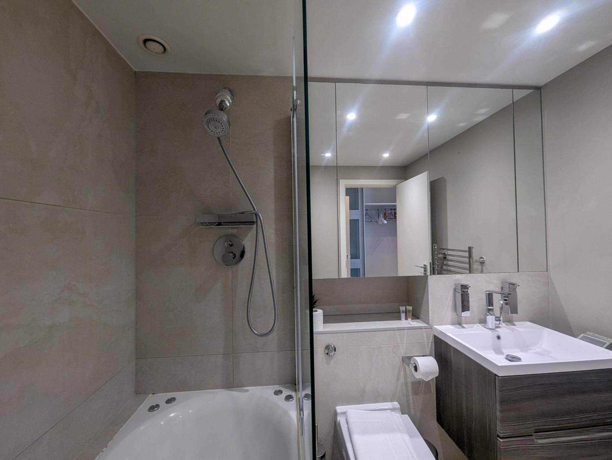 Estatesmen Chelsea Bridge Flat * London
